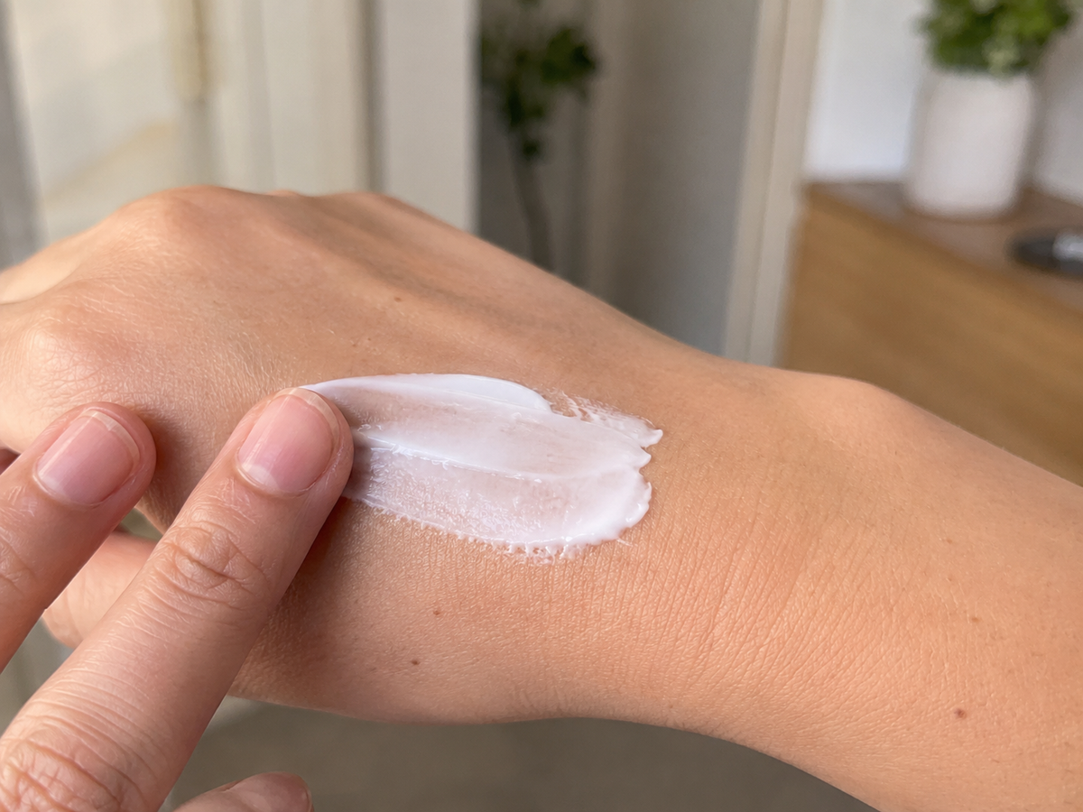 Application de la crème sur la peau
